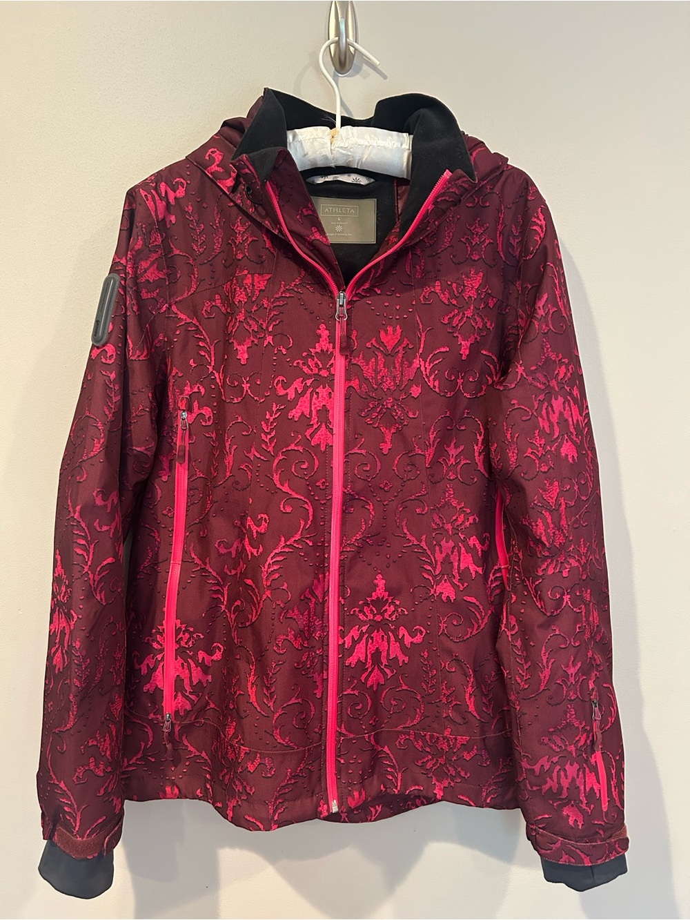 Athleta women’s Twin Tip ski jacket in port wine snow scroll (size large)